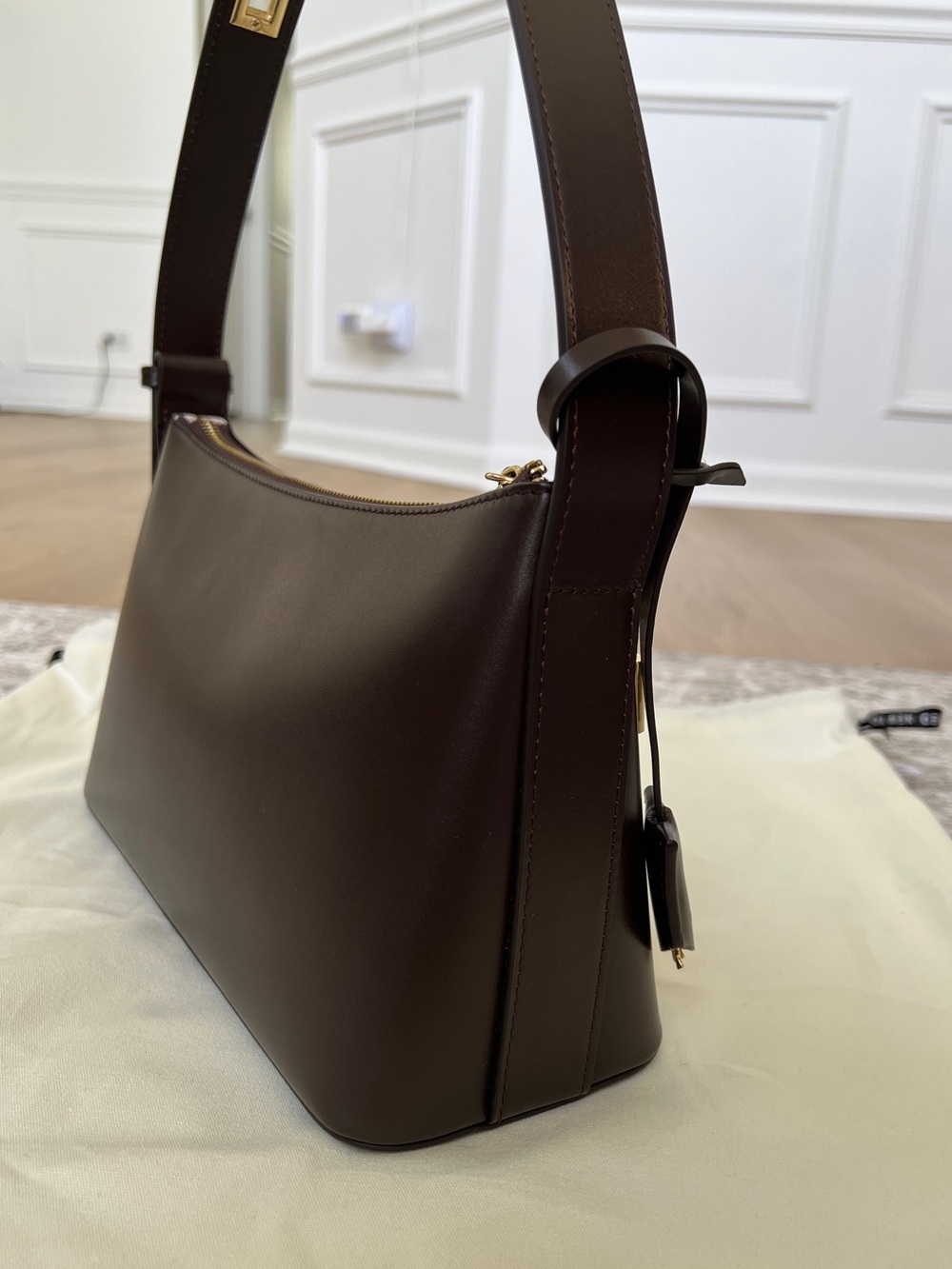 Verafied Dark Chocolate Brown Leather Shoulder Bag with Gold Hardware - Picture 5 of 6